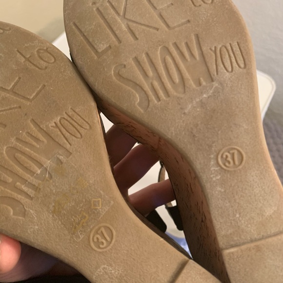 Le Chateau Fringe Open Toe Wedge Sandal - Picture 4 of 6